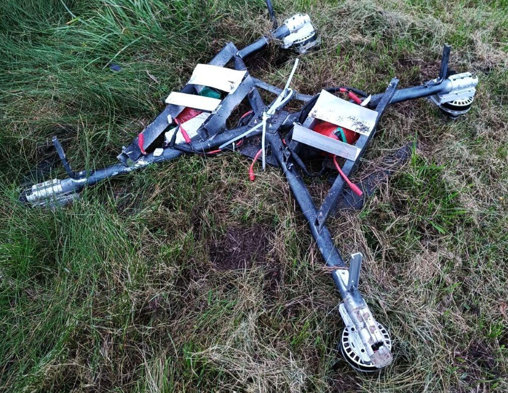 Литовские пограничники перехватили дрон с контрабандными сигаретами из Белоруссии - Sputnik Литва, 1920, 24.09.2025