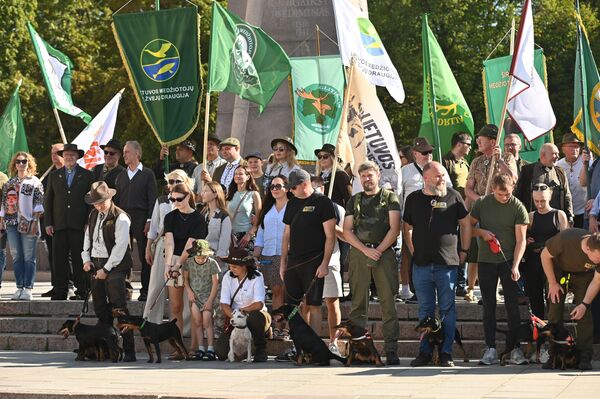 В мероприятии приняли участие все крупнейшие охотничьи общества и клубы Литвы. - Sputnik Литва