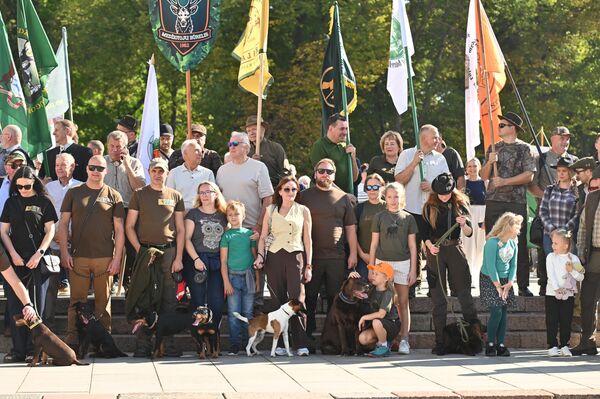 Очень тонкий голос собаки свидетельствует о том, что она за кем-то гонится, или что кто-то очень быстро бежит за ней. Если голос низкий, приглушенный — скорее всего, кто-то стоит, поделились охотники. - Sputnik Литва