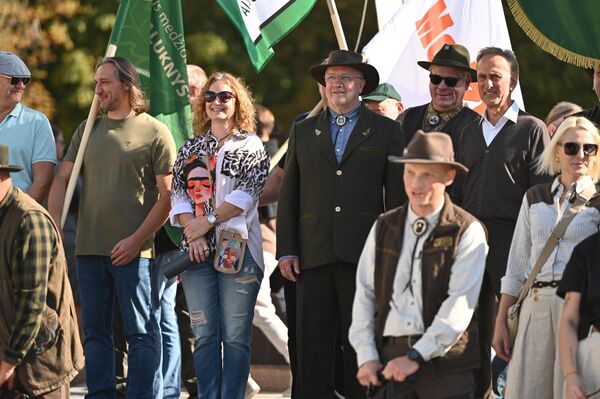 На фото: новый спикер Сейма Юозас Олекас (в центре) на Фестивале охотников в Вильнюсе. - Sputnik Литва