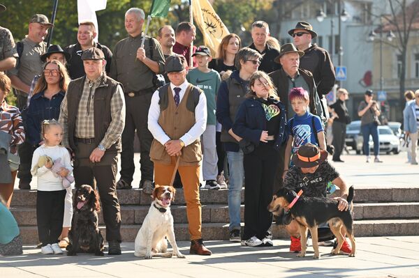 Именно лай собак привлек на площадь жителей и гостей города. - Sputnik Литва