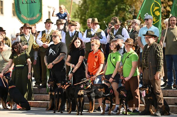 Открытию пира возле Дворца правителей предшествовало шествие охотников от Ратушной площади. - Sputnik Литва
