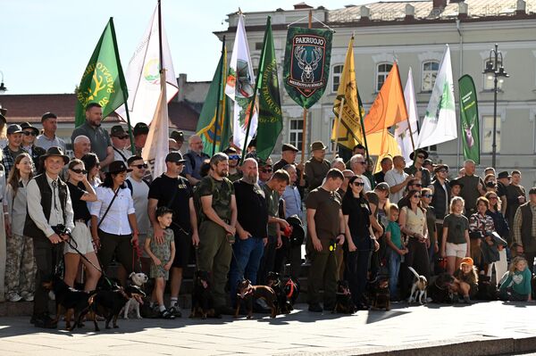 В мире насчитывается более 400 известных пород охотничьих собак. Несколько из них были представлены во время Фестиваля охотников. - Sputnik Литва