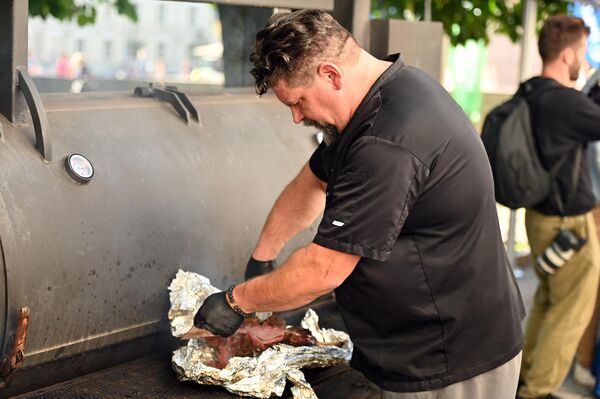 Во время пира охотники приглашали гостей отведать блюда из дичи. - Sputnik Литва