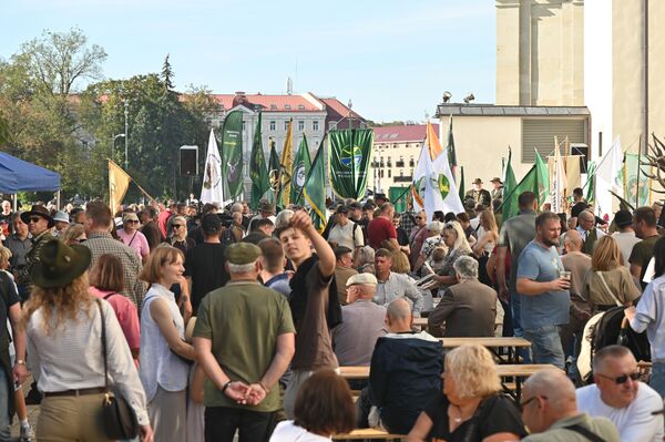 С Ратушной площади охотники с собаками прошли колонной к Дворцу правителей, где был организован пир. - Sputnik Литва