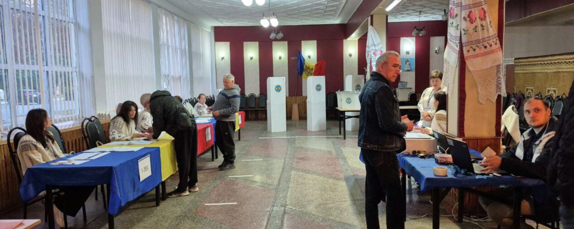 Голосование на избирательном участке во время парламентских выборов в Молдавии - Sputnik Литва, 1920, 28.09.2025