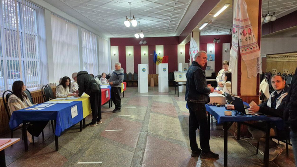 Голосование на избирательном участке во время парламентских выборов в Молдавии - Sputnik Литва
