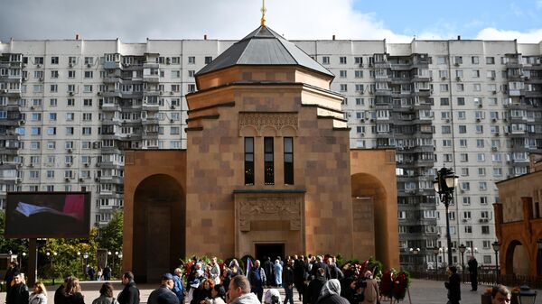 Армянская церковь Святого креста в Москве, где проходит церемония прощания с режиссером и телеведущим Тиграном Кеосаяном - Sputnik Литва