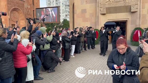 Завершение церемонии прощания с режиссером Тиграном Кеосаяном - Sputnik Литва