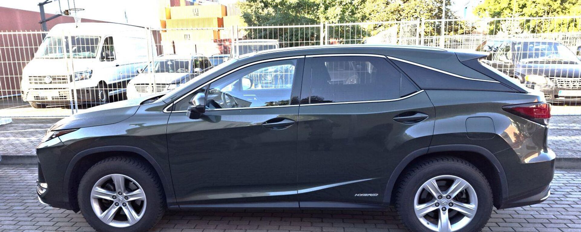 Угнанный автомобиль Lexus RH 450h, задержанный литовскими пограничниками - Sputnik Литва, 1920, 03.10.2025