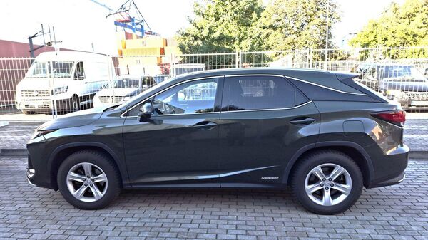 Угнанный автомобиль Lexus RH 450h, задержанный литовскими пограничниками - Sputnik Литва