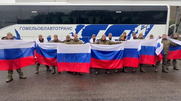 185 на 185: группа плененных бойцов ВС РФ  вернулась на Родину - Sputnik Литва