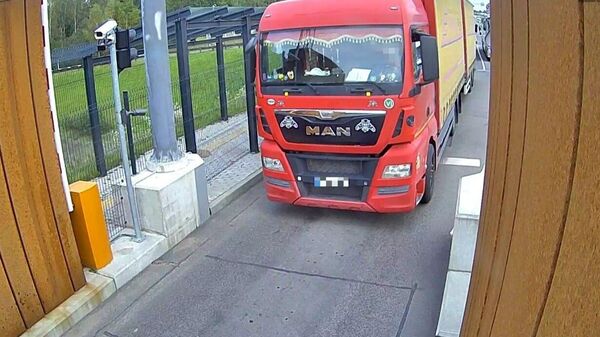 Грузовик, на котором пьяный молдаванин пытался попасть в Литву - Sputnik Литва