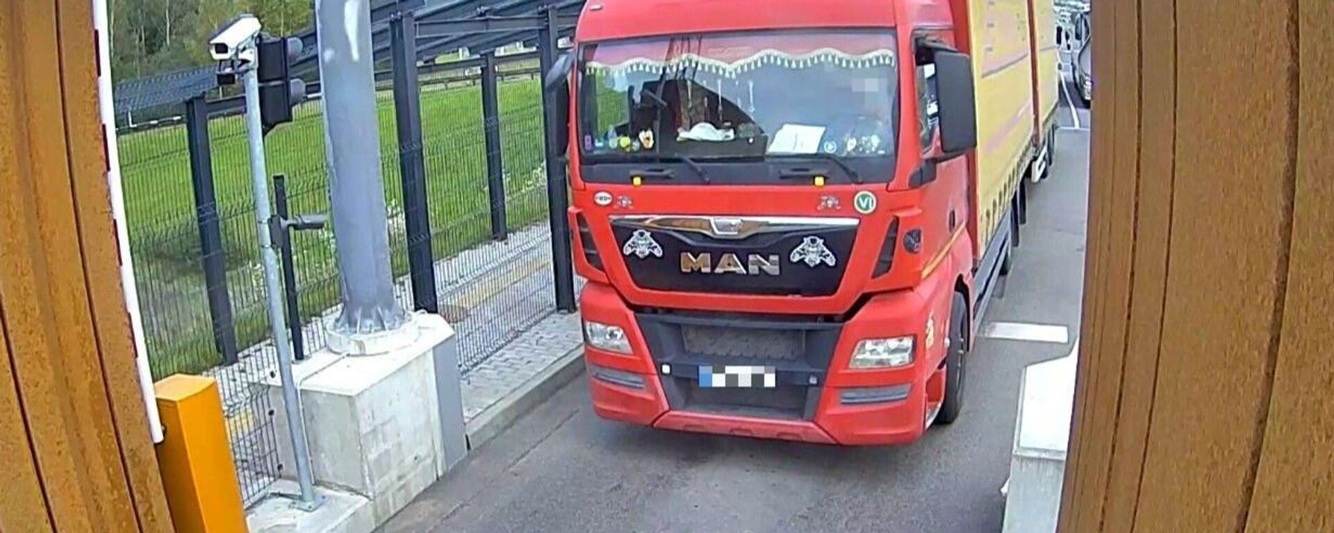 Грузовик, на котором пьяный молдаванин пытался попасть в Литву - Sputnik Литва, 1920, 04.10.2025