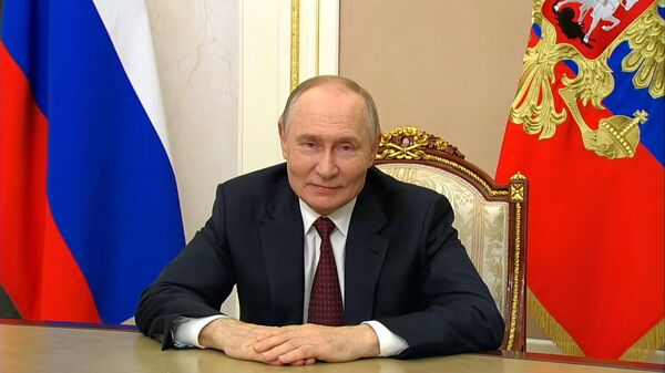 Ваш труд пользуется заслуженным уважением”. Путин поздравил педагогов с Днем учителя - Sputnik Литва