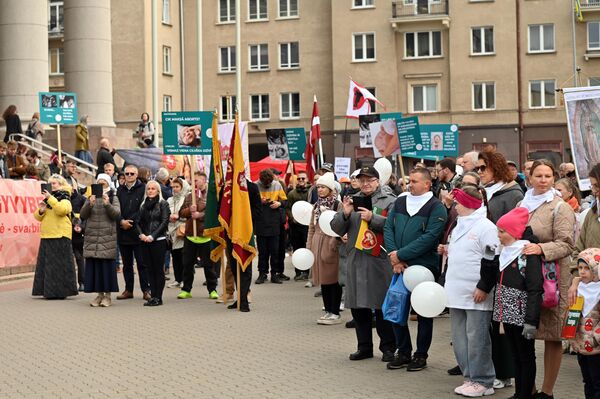 &quot;Необходимо напомнить обществу, что каждая человеческая жизнь ценна с самого начала и заслуживает надлежащей защиты. Ведь именно убеждение, что ценность и достоинство человека не зависят от его возраста, состояния, способностей, здоровья или вклада в благосостояние общества, делает нас людьми. Само человеческое существование — безусловная ценность&quot;, — заявили организаторы мероприятия. - Sputnik Литва