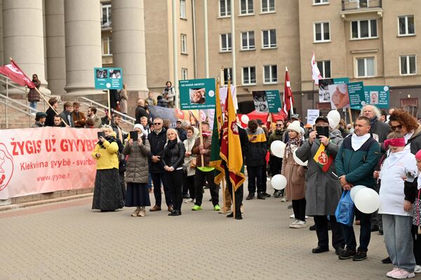 Участники &quot;Марша за жизнь&quot; собрались возле библиотеки имени Мартинаса Мажвидаса. - Sputnik Литва