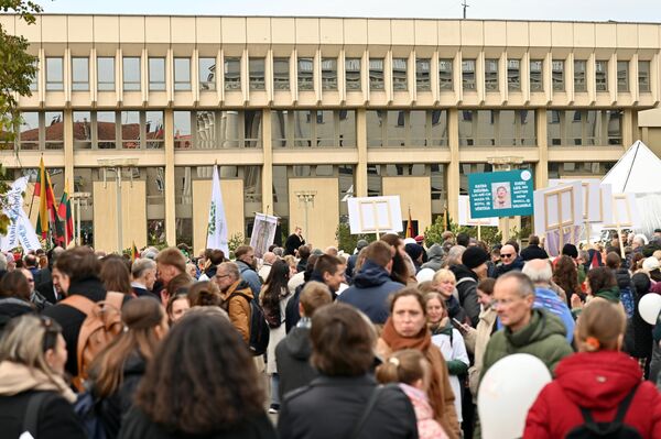 По словам организаторов, обсуждаемый в Сейме Закон о репродуктивном здоровье радикально меняет направление государственной политики и снижает правовую защиту нерожденной жизни. - Sputnik Литва