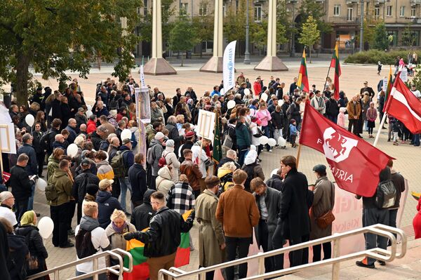 Мероприятие инициировали семь неправительственных организаций, которые призывают к созданию общества, в котором каждая мать будет пользоваться поддержкой, каждый отец будет брать на себя ответственность, а дети будут цениться как дар. - Sputnik Литва