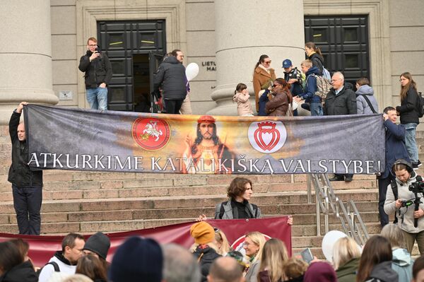 В этом году &quot;Марш за жизнь&quot; организован с целью привлечь внимание общественности к негативным этическим и правовым аспектам Закона о репродуктивном здоровье, обсуждаемого в Сейме Литвы. - Sputnik Литва
