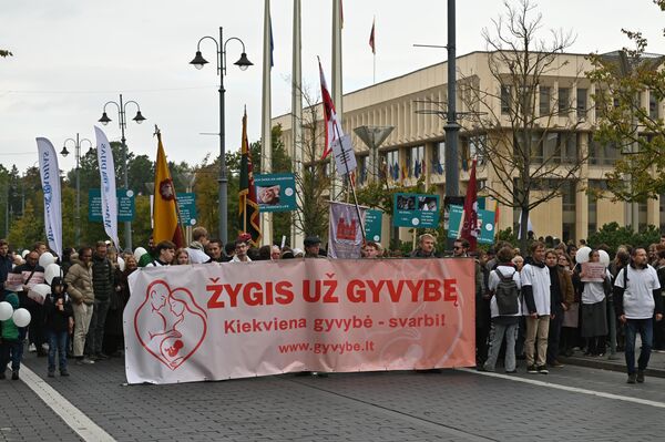 На фото: участники марша держат плакат с надписью: &quot;Марш за жизнь. Каждая жизнь важна&quot;. - Sputnik Литва