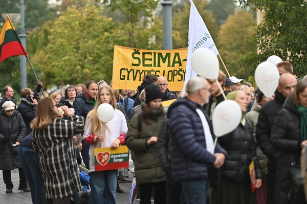 На фото: участники марша несут плакат с надписью: &quot;Семья — колыбель жизни&quot;. - Sputnik Литва