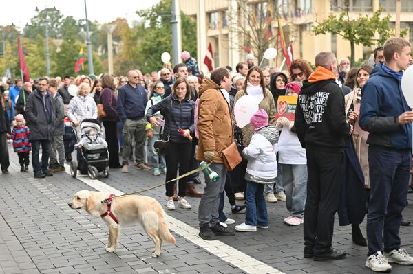 Многие пришли на марш целыми семьями и даже со своими питомцами. - Sputnik Литва
