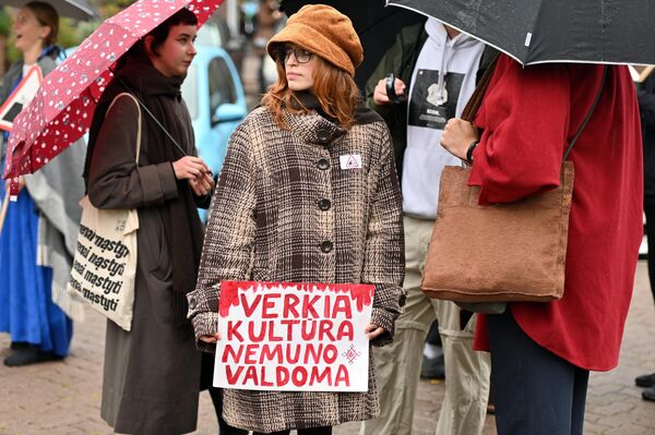 На фото: участница протеста с плакатом &quot;Плачет культура, Нямунасом управляемая&quot;. - Sputnik Литва