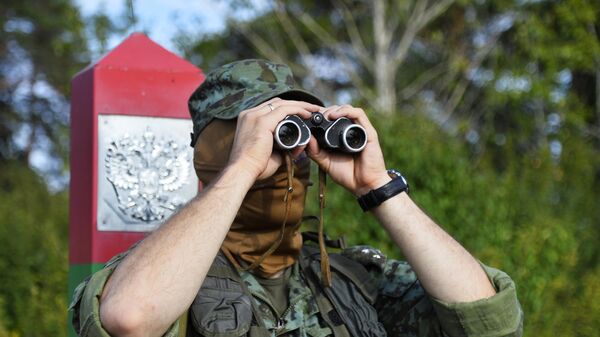 Военнослужащий пограничной службы ФСБ РФ, архивное фото - Sputnik Литва
