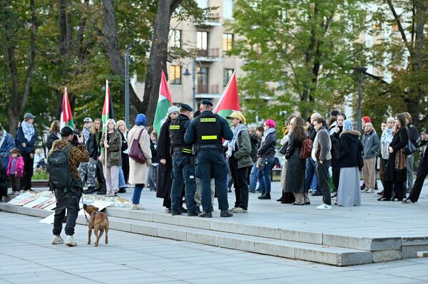 Израиль подвергся массированной ракетной атаке из сектора Газа 7 октября 2023 года. После этого бойцы палестинского движения ХАМАС проникли в приграничные районы, открыли огонь по военным и гражданским, взяли в заложники более 200 человек, около 1,2 тысячи погибли. - Sputnik Литва