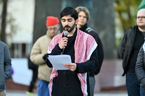 По словам организаторов акции, бомбардировки домов, больниц и школ в секторе Газа, лишение населения Газы доступа к лекарствам и предметам первой необходимости — это геноцид во всех его моральных, правовых и гуманитарных проявлениях. - Sputnik Литва