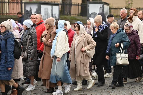На фото: православные участвуют в крестном ходе в память о патриархе Тихоне. - Sputnik Литва
