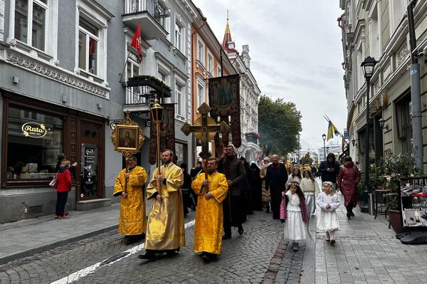 В Вильнюсе в субботу, 11 октября, состоялся Большой крестный ход со святынями по улицам старого города, посвященный памяти святителя Тихона — патриарха Московского и всея Руси, исповедника и святого угодника Божия, бывшего архиепископа Виленского и Литовского. - Sputnik Литва