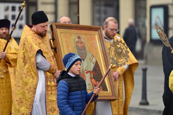 На фото: икона святого патриарха Тихона с частицей его мощей из Свято-Тихоновского храма. - Sputnik Литва