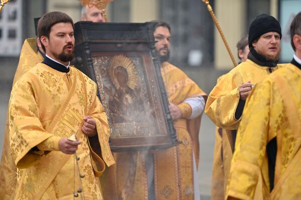 Участники процессии пронесли чудотворную икону Виленской Божей Матери (&quot;Знамение&quot;) и икону святого Патриарха Тихона с частицей его мощей из Свято-Тихоновского храма города Шальчининкай. - Sputnik Литва