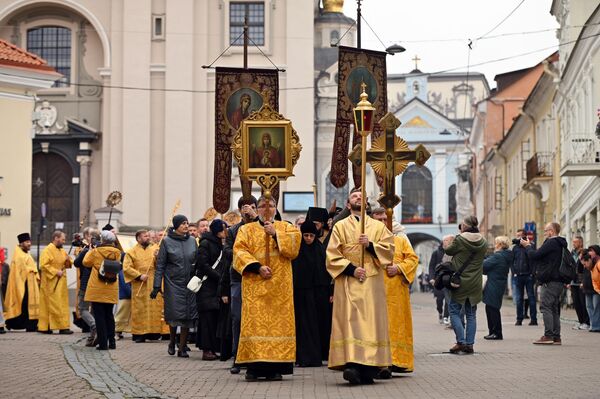 Крестный ход стартовал из Свято-Духова монастыря и направился к Пречистенскому Кафедральному собору. - Sputnik Литва