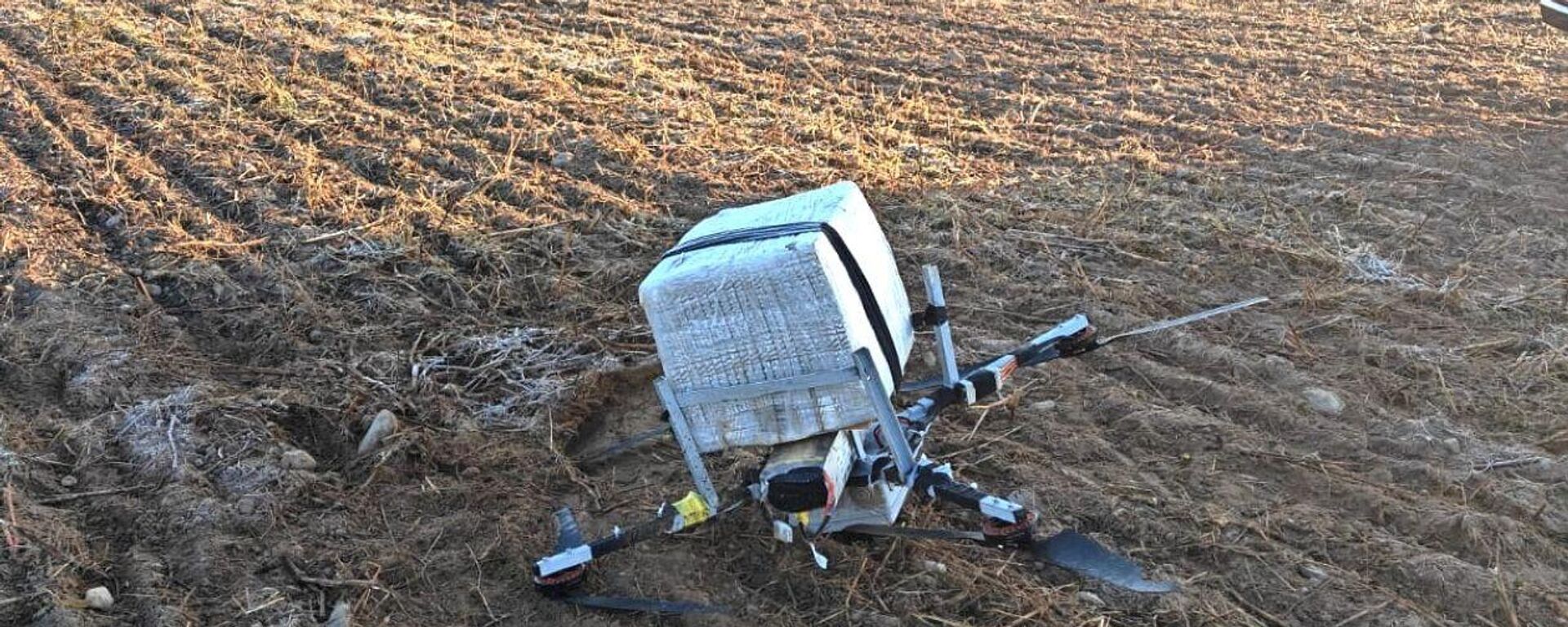 Литовские пограничники перехватили дрон с контрабандными сигаретами из Белоруссии - Sputnik Литва, 1920, 11.10.2025