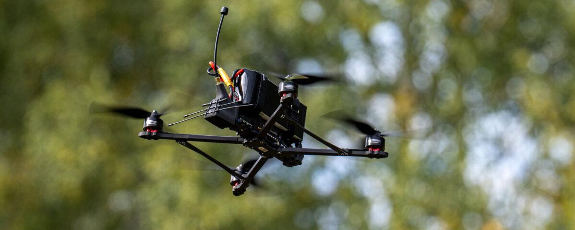 Беспилотник в небе, архивное фото - Sputnik Литва, 1920, 27.04.2026