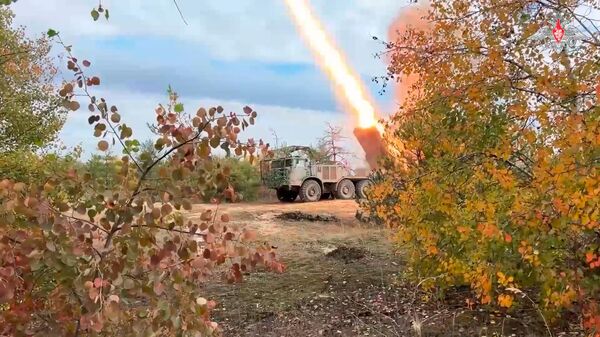 Расчеты РСЗО Ураган уничтожили пункт временной дислокации, боевую технику и живую силу подразделения ВСУ на Краснолиманском направлении - Sputnik Литва