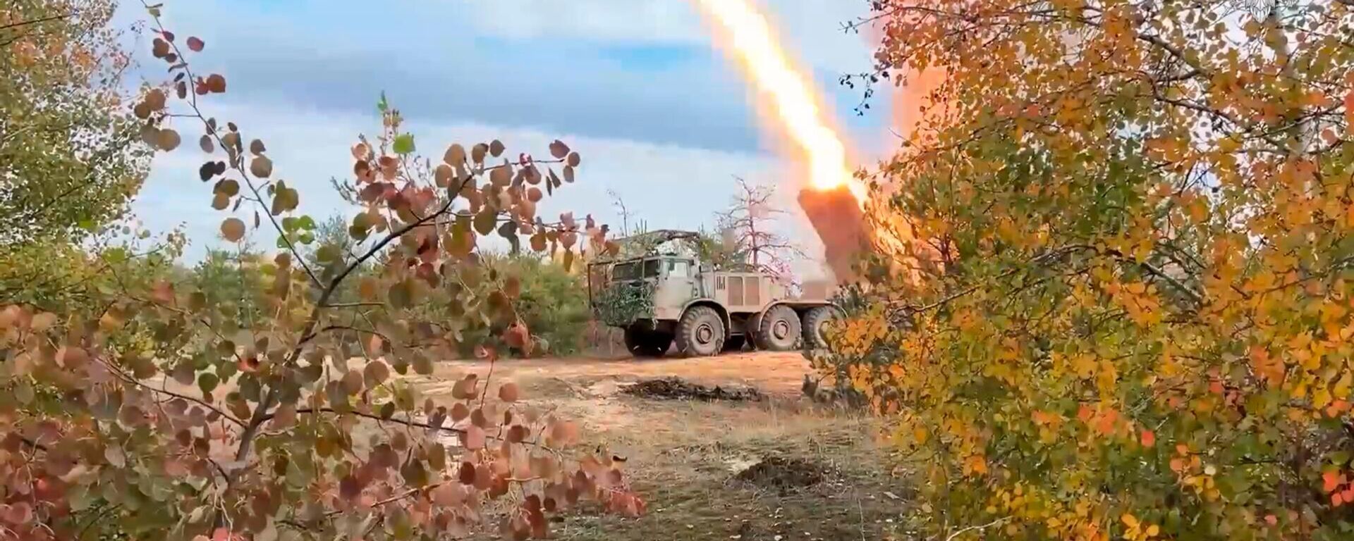 Расчеты РСЗО Ураган уничтожили пункт временной дислокации, боевую технику и живую силу подразделения ВСУ на Краснолиманском направлении - Sputnik Литва, 1920, 14.10.2025