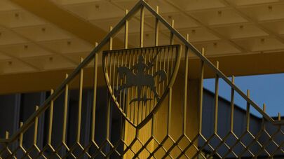 Герб Литвы на ограде здания Сейма Литвы