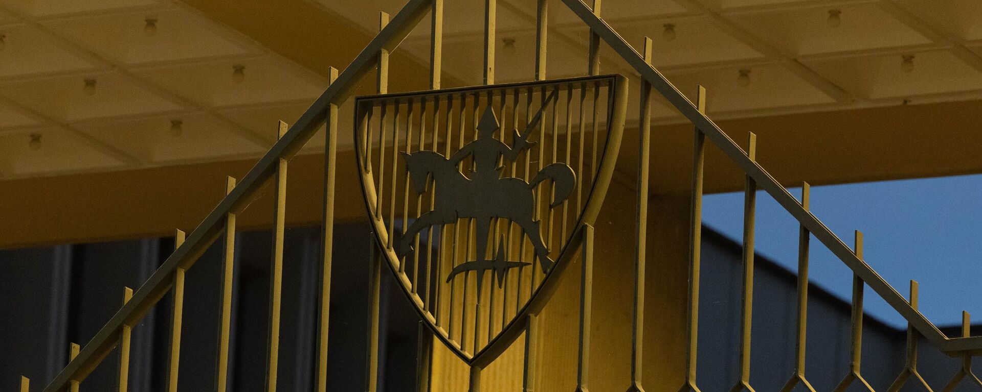 Герб Литвы на ограде здания Сейма Литвы, архивное фото - Sputnik Литва, 1920, 16.03.2026