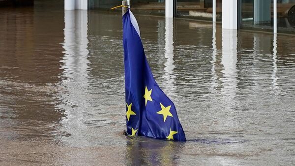 Флаг ЕС во время наводнения в Великобритании - Sputnik Литва