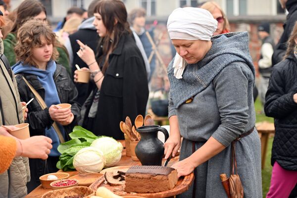 Также на фестивале прошли мастер-классы по ремеслам, которые помогают лучше познакомиться со средневековым Вильнюсом и попробовать свои силы в изготовлении предметов по старинным технологиям. - Sputnik Литва