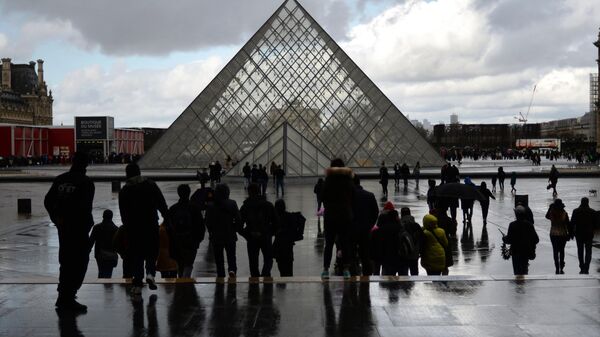 Прохожие у стеклянной пирамиды Лувра во дворе Наполеона в Париже - Sputnik Литва