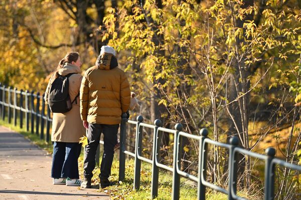 Многие отправились на прогулки по улицам и в парки. - Sputnik Литва