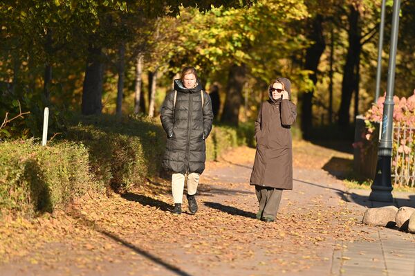 На фото: люди отдыхают в парке в Вильнюсе. - Sputnik Литва