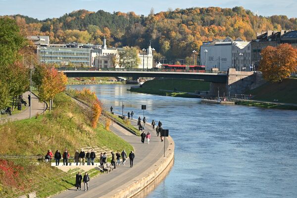 Пока светило солнце и не было дождей жители и гости Вильнюса спешили насладиться золотой осенью. - Sputnik Литва