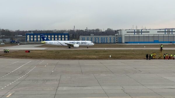Импортозамещенный МС-21 на аэродроме в Иркутске - Sputnik Литва