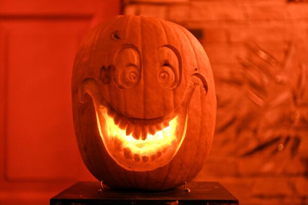 Главный символ праздника - &quot;светильники Джека&quot;, а проще говоря, фонари из тыквы, появились у кафе и развлекательных заведений. - Sputnik Литва